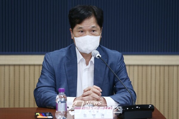 유병권 인수위원장은 김성제 의왕시장의 7대 핵심공약을 중심으로 최종 보고서를 전달하면서 인사말을 하고 있다(제공=의왕시) 유병권 인수위원장은 김성제 의왕시장의 7대 핵심공약을 중심으로 최종 보고서를 전달하면서 인사말을 하고 있다(제공=의왕시)