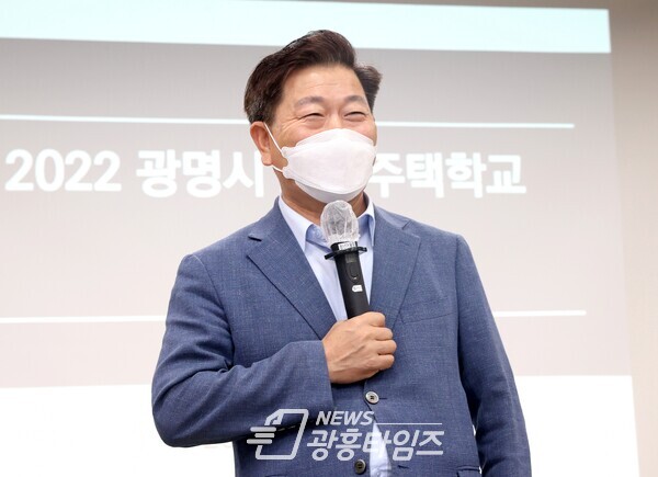 광명시는 2022년 광명시 도시주택학교를 진행해 총 24명의 수료생을 배출하고 14일 광명시 평생학습원에서 수료식을 가졌다(제공=광명시) 광명시는 2022년 광명시 도시주택학교를 진행해 총 24명의 수료생을 배출하고 14일 광명시 평생학습원에서 수료식을 가졌다(제공=광명시)