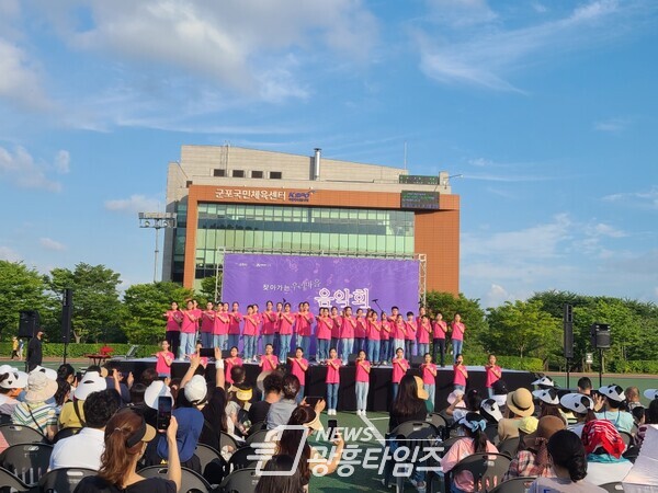  2022찾아가는 우리마을 음악회에서 군포시립소년소녀합창단이 공연을 하고 있다(사진제공=군포시)