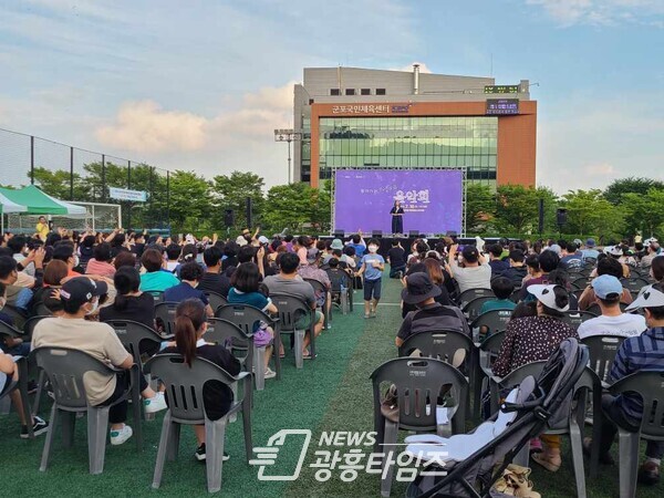  2022찾아가는 우리마을 음악회에서 초대가수가 공연을 하고 있다(사진제공=군포시)