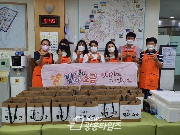 정왕4동_자원봉사센터-빛과소금 후원품 전달(제공=정왕4동 행정복지센터)