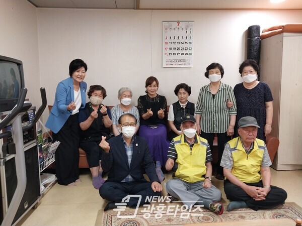 광명시 철산4동 행정복지센터는 18일 관내 5개소 경로당을 방문해 어르신에게 수박을 제공하며 무더위에 어르신들의 건강과 안부를 확인했다(제공=철산4동 행정복지센터) 광명시 철산4동 행정복지센터는 18일 관내 5개소 경로당을 방문해 어르신에게 수박을 제공하며 무더위에 어르신들의 건강과 안부를 확인했다(제공=철산4동 행정복지센터)