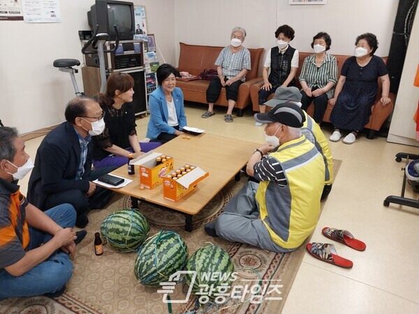 광명시 철산4동 행정복지센터는 18일 관내 5개소 경로당을 방문해 어르신에게 수박을 제공하며 무더위에 어르신들의 건강과 안부를 확인했다(제공=철산4동 행정복지센터) 광명시 철산4동 행정복지센터는 18일 관내 5개소 경로당을 방문해 어르신에게 수박을 제공하며 무더위에 어르신들의 건강과 안부를 확인했다(제공=철산4동 행정복지센터)
