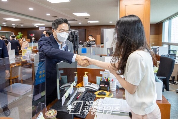 경기신용보증재단 방문(제공=경기도) 경기신용보증재단 방문(제공=경기도)