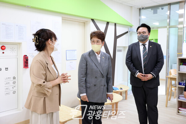 시설둘러보는 송미희 의장(가운데)과 이상훈 의원(오른쪽)/제공=시흥시의회 시설둘러보는 송미희 의장(가운데)과 이상훈 의원(오른쪽)/제공=시흥시의회
