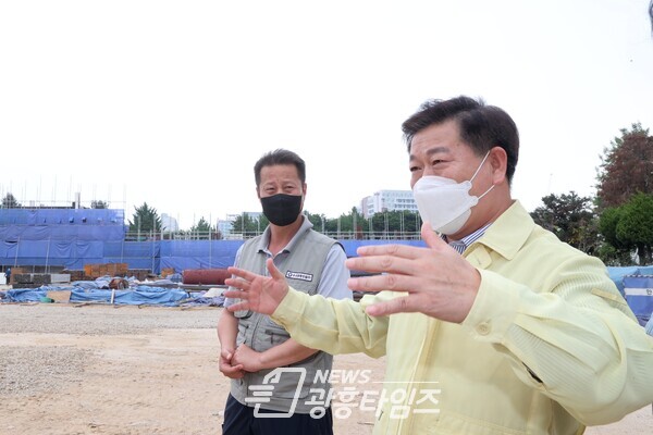 박승원 광명시장은 19일 철산주공8 9단지 아파트 재건축 공사와 함께 휴교에 들어가 재개교 시점이 계속 늦춰지고 있는 도덕초 공사 현장을 찾아 2023년 3월 개교를 촉구했다(제공=광명시) 박승원 광명시장은 19일 철산주공8 9단지 아파트 재건축 공사와 함께 휴교에 들어가 재개교 시점이 계속 늦춰지고 있는 도덕초 공사 현장을 찾아 2023년 3월 개교를 촉구했다(제공=광명시)