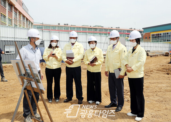 22일 자치행정교육위원회 소속 의원들이 광명동초 복합시설 방문해 관계자로부터 설명을 듣고 있다(제공=광명시의회) 22일 자치행정교육위원회 소속 의원들이 광명동초 복합시설 방문해 관계자로부터 설명을 듣고 있다(제공=광명시의회)