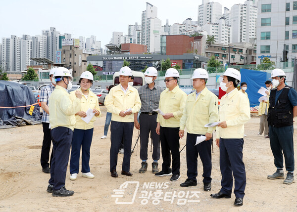 22일 복지문화건설위원회 소속 의원들이 철산동 지하공영주차장 조성 공사 현장을 방문해 관계자로부터 설명을 듣고 있다(제공=광명시의회) 22일 복지문화건설위원회 소속 의원들이 철산동 지하공영주차장 조성 공사 현장을 방문해 관계자로부터 설명을 듣고 있다(제공=광명시의회)