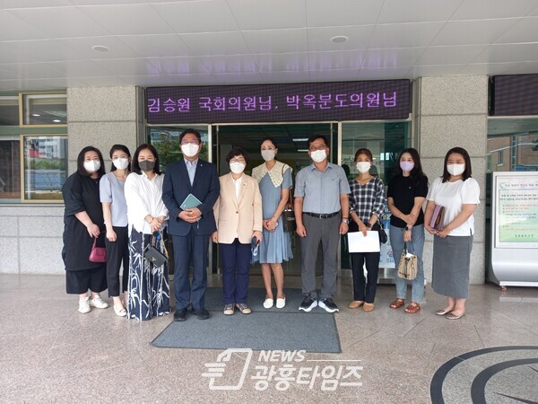 박옥분 의원, 천천중 방문하여 학교 애로사항 청취(제공=박옥분 의원실) 박옥분 의원, 천천중 방문하여 학교 애로사항 청취(제공=박옥분 의원실)