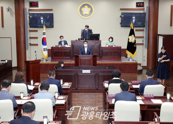 현충열 의원이 광명 구름산지구 도시개발사업 조속한 사업추진 촉구 결의문을 제안설명하고 있다(사진제공=광명시의회) 현충열 의원이 광명 구름산지구 도시개발사업 조속한 사업추진 촉구 결의문을 제안설명하고 있다(사진제공=광명시의회)