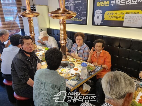 신천동, 어르신 삼겹살 대접(제공=신천동 행정복지센터) 신천동, 어르신 삼겹살 대접(제공=신천동 행정복지센터)