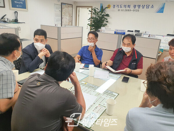 최민 의원, 광명시 법인택시 노조 위원장들과 택시업계 현안 점검 나서 (제공=경기도의회) 최민 의원, 광명시 법인택시 노조 위원장들과 택시업계 현안 점검 나서 (제공=경기도의회)