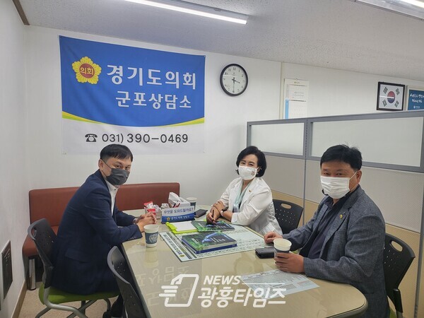 정윤경·성기황의원, 군포상담소에서 경기도 민생치안 관련 소통(제공=경기도의회 군포상담소) 정윤경·성기황의원, 군포상담소에서 경기도 민생치안 관련 소통(제공=경기도의회 군포상담소)