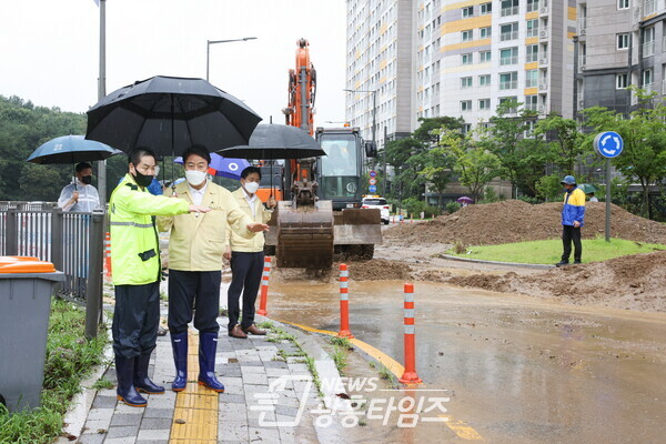 김성제 의왕시장, 집중호우 피해 현장점검(제공=의왕시)