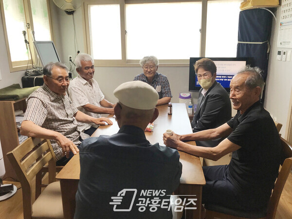 경로당을 방문하여 어르신들과 소통하고 있는 송미희 의장(제공=시흥시의회)