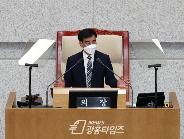 염종현 의원, 제11대 경기도의회 전반기 의장 당선 (제공=경기도의회) 염종현 의원, 제11대 경기도의회 전반기 의장 당선 (제공=경기도의회)