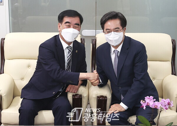 염종현 의장, 김동연 경기도지사 '협치의지' 다져(제공=경기도의회) 염종현 의장, 김동연 경기도지사 '협치의지' 다져(제공=경기도의회)