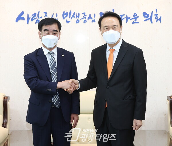 염종현 의장, 임태희 경기도교육감 '협치의지' 다져(제공=경기도의회) 염종현 의장, 임태희 경기도교육감 '협치의지' 다져(제공=경기도의회)