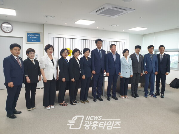 김재균 의원, 여성가족평생교육위원회 위원장 선출 '도민의 안전과 행복 가장 우선할 것' (제공=경기도의회) 김재균 의원, 여성가족평생교육위원회 위원장 선출 '도민의 안전과 행복 가장 우선할 것' (제공=경기도의회)