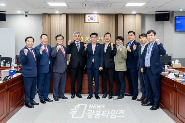 윤리특별위원회, 윤태길 위원장, 김시용·강태형 부위원장 선출(제공=경기도의회) 윤리특별위원회, 윤태길 위원장, 김시용·강태형 부위원장 선출(제공=경기도의회)