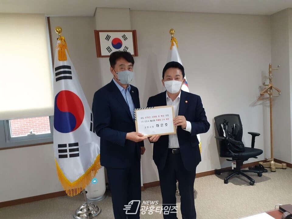 왼쪽 하은호 군포시장, 오른쪽 원희룡 국토교통부 장관(제공=군포시) 왼쪽 하은호 군포시장, 오른쪽 원희룡 국토교통부 장관(제공=군포시)