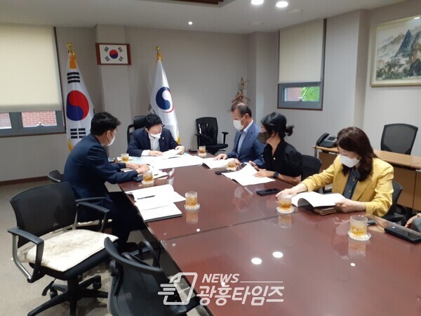 왼쪽부터 하은호 군포시장, 원희룡 국토교통부 장관, 이승일 군포 부시장(제공=군포시) 왼쪽부터 하은호 군포시장, 원희룡 국토교통부 장관, 이승일 군포 부시장(제공=군포시)