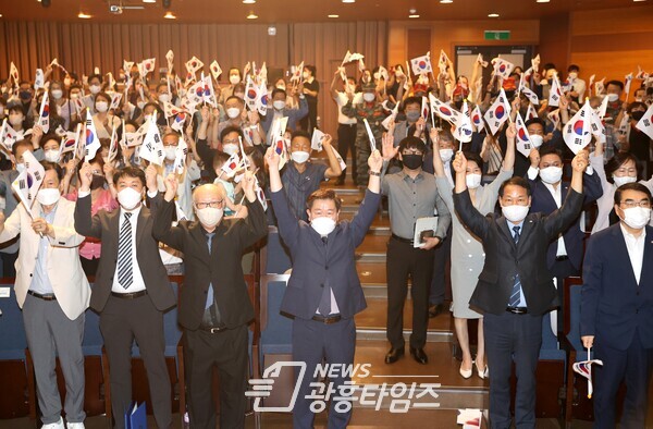 광명시는 15일 광명시민회관 대공연장에서 박승원 시장 광복회 회원 일반 시민 등 약 200여 명이 참석한 가운데 제77주년 광복절 기념식을 개최했다(제공=광명시) 광명시는 15일 광명시민회관 대공연장에서 박승원 시장 광복회 회원 일반 시민 등 약 200여 명이 참석한 가운데 제77주년 광복절 기념식을 개최했다(제공=광명시)