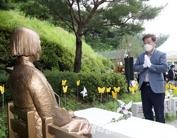 소녀의 상에 헌화 하고 있는 박승원 시장(제공=광명시)