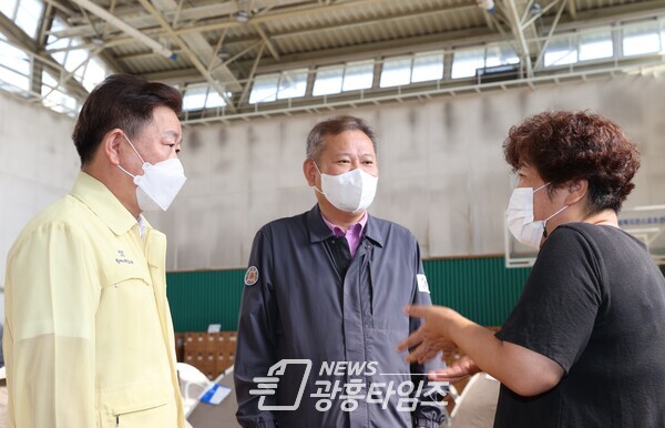 박승원 광명시장은 16일 오전 수해 현황을 점검하기 위해 광명시를 방문한 이상민 행정안전부장관과 함께 목감천 수해 현장을 돌아보고 수재민 임시대피소인 광명종합사회복지관을 방문해 위로했다(제공=광명시)