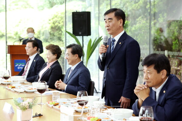 염종현 의장, 경기도의회경기도 오찬 정담회서 '신속한 정책집행 통한 민생과제 해결' 강조(제공=경기도의회) 염종현 의장, 경기도의회경기도 오찬 정담회서 '신속한 정책집행 통한 민생과제 해결' 강조(제공=경기도의회)