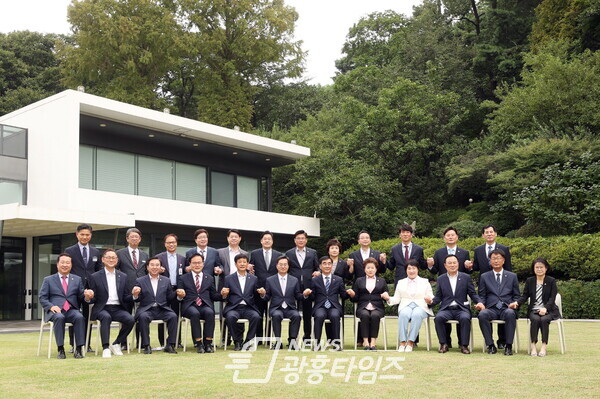 염종현 의장, 경기도의회경기도 오찬 정담회서 '신속한 정책집행 통한 민생과제 해결' 강조(제공=경기도의회) 염종현 의장, 경기도의회경기도 오찬 정담회서 '신속한 정책집행 통한 민생과제 해결' 강조(제공=경기도의회)