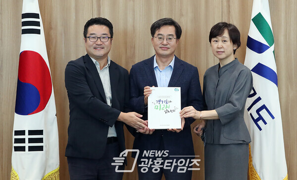 민선8기 경기도지사직인수위원회 백서 전달식(제공=경기도) 민선8기 경기도지사직인수위원회 백서 전달식(제공=경기도)