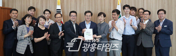 민선8기 경기도지사직인수위원회 백서 전달식(제공=경기도) 민선8기 경기도지사직인수위원회 백서 전달식(제공=경기도)
