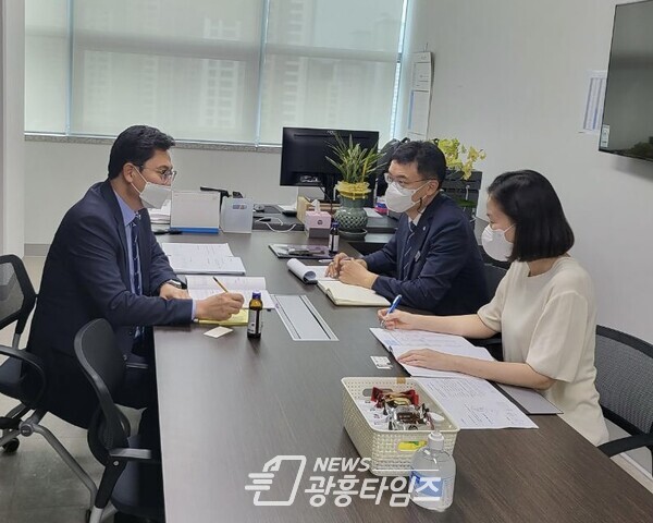 이용욱 의원, 경기도주식회사·경제과학진흥원 업무추진 현황청취 및 발전방향 모색 정담회(제공=경기도의회) 이용욱 의원, 경기도주식회사·경제과학진흥원 업무추진 현황청취 및 발전방향 모색 정담회(제공=경기도의회)