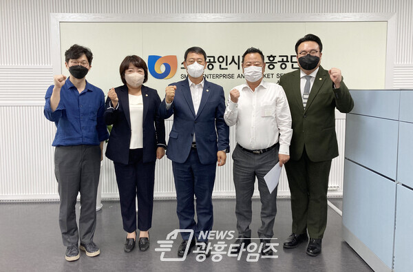 시흥시의회 자치행정위, 소상공인시장진흥공단 방문… 관계자 격려(제공=시흥시의회) 시흥시의회 자치행정위, 소상공인시장진흥공단 방문… 관계자 격려(제공=시흥시의회)