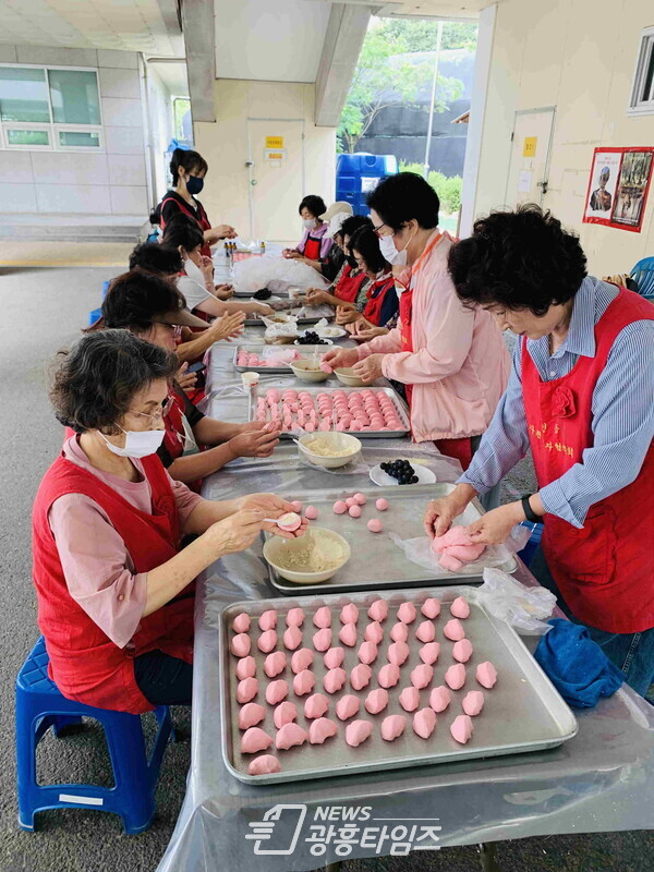 신천동 자원봉사자협의회, 추석 밑반찬 봉사로 사랑 나눔(제공=신천동 행정복지센터) 신천동 자원봉사자협의회, 추석 밑반찬 봉사로 사랑 나눔(제공=신천동 행정복지센터)