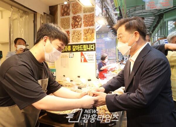 박승원 광명시장은 6일 광명전통시장과 새마을시장을 방문해 추석맞이 물가체험 및 민생경제 회복 캠페인에 참여했다(제공=광명시) 박승원 광명시장은 6일 광명전통시장과 새마을시장을 방문해 추석맞이 물가체험 및 민생경제 회복 캠페인에 참여했다(제공=광명시)
