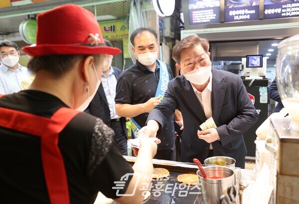 박승원 광명시장은 6일 광명전통시장과 새마을시장을 방문해 추석맞이 물가체험 및 민생경제 회복 캠페인에 참여했다(제공=광명시) 박승원 광명시장은 6일 광명전통시장과 새마을시장을 방문해 추석맞이 물가체험 및 민생경제 회복 캠페인에 참여했다(제공=광명시)