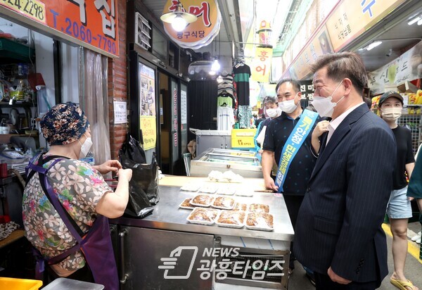 박승원 광명시장은 6일 광명전통시장과 새마을시장을 방문해 추석맞이 물가체험 및 민생경제 회복 캠페인에 참여했다(제공=광명시) 박승원 광명시장은 6일 광명전통시장과 새마을시장을 방문해 추석맞이 물가체험 및 민생경제 회복 캠페인에 참여했다(제공=광명시)