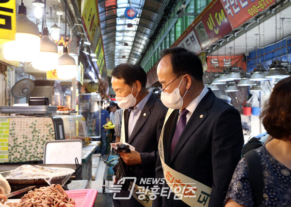 6일 광명시의회 의장단이 지역 내 전통시장과 새마을시장을 차례대로 방문해 물가체험 및 장보기 행사를 진행하고 있다(사진제공=광명시의회) 6일 광명시의회 의장단이 지역 내 전통시장과 새마을시장을 차례대로 방문해 물가체험 및 장보기 행사를 진행하고 있다(사진제공=광명시의회)
