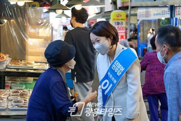 이소영 국회의원이 부곡도깨비시장에서 장보기 행사를 가지고 있다(사진제공=의왕과천 지역위원회)