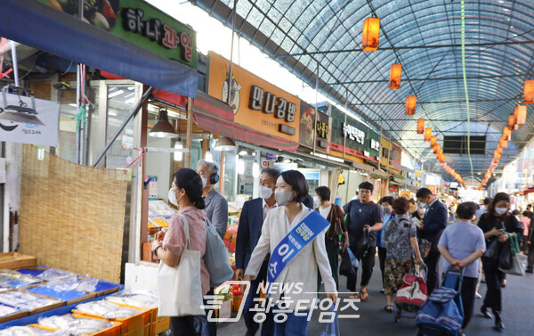 이소영 국회의원이 부곡도깨비시장에서 장보기 행사를 가지고 있다(사진제공=의왕과천 지역위원회)