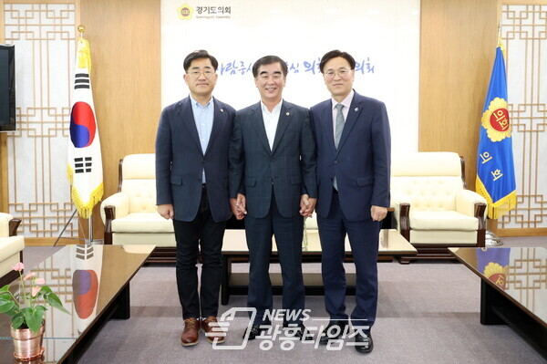 염종현 의장, 13일 이회수 경기교통공사 사장 직무대행 접견 (제공=경기도의회) 염종현 의장, 13일 이회수 경기교통공사 사장 직무대행 접견 (제공=경기도의회)