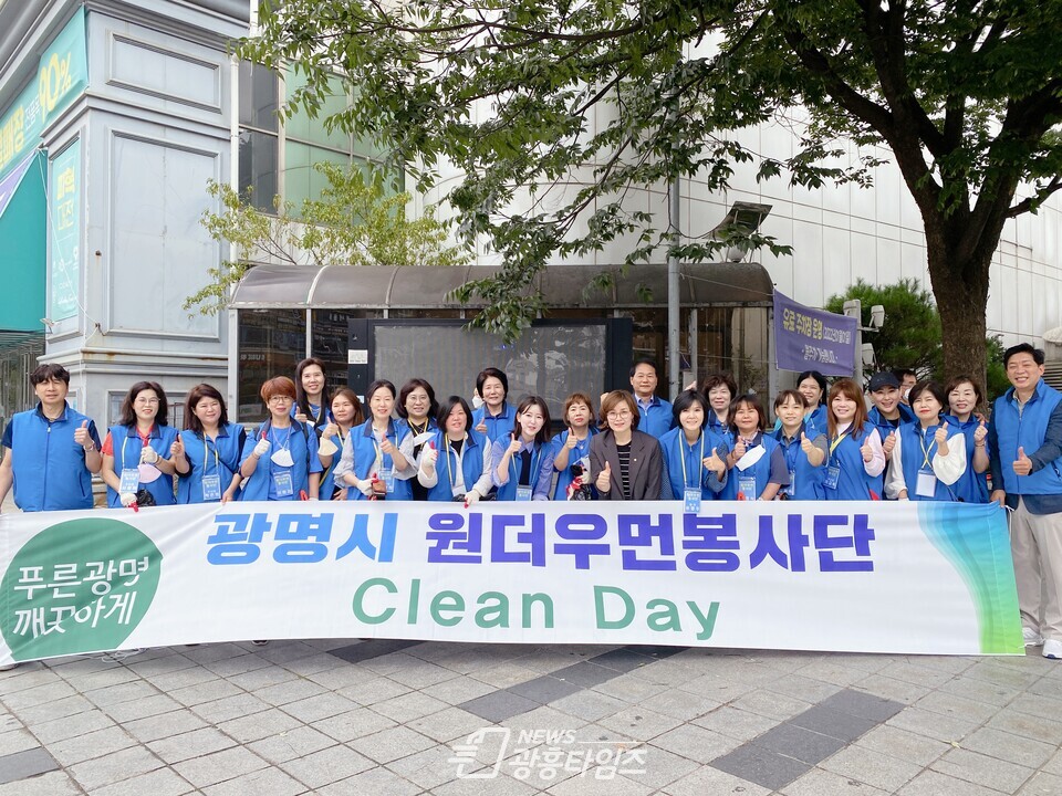 ‘원더우먼 봉사단’과 함께 철산 상업지구 일대 환경정화(제공=임오경 의원실) ‘원더우먼 봉사단’과 함께 철산 상업지구 일대 환경정화(제공=임오경 의원실)