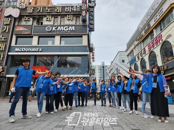 ‘원더우먼 봉사단' 철산 상업지구 일대 환경정화(제공=임오경 의원실) ‘원더우먼 봉사단' 철산 상업지구 일대 환경정화(제공=임오경 의원실)