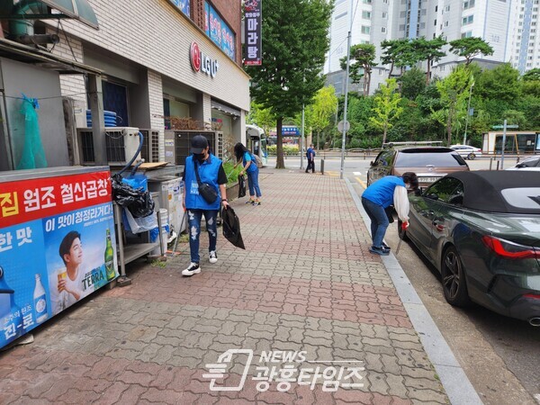 ‘원더우먼 봉사단' 철산 상업지구 일대 환경정화(제공=임오경 의원실) ‘원더우먼 봉사단' 철산 상업지구 일대 환경정화(제공=임오경 의원실)