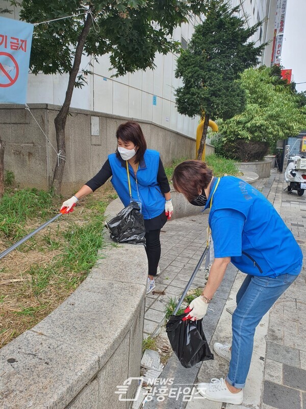 ‘원더우먼 봉사단' 철산 상업지구 일대 환경정화(제공=임오경 의원실) ‘원더우먼 봉사단' 철산 상업지구 일대 환경정화(제공=임오경 의원실)
