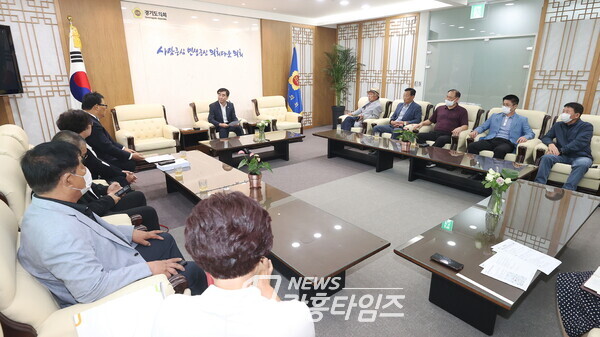 염종현 의장, 남양주 지방도 387호선 화도-운수 확포장 공사 '조기착공' 건의서 전달받아(제공=경기도의회) 염종현 의장, 남양주 지방도 387호선 화도-운수 확포장 공사 '조기착공' 건의서 전달받아(제공=경기도의회)