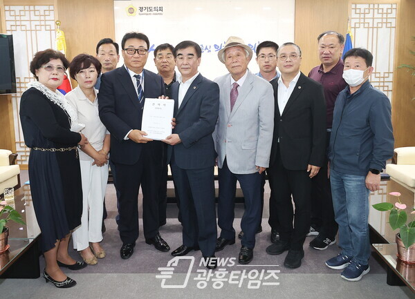 염종현 의장, 남양주 지방도 387호선 화도-운수 확포장 공사 '조기착공' 건의서 전달받아(제공=경기도의회) 염종현 의장, 남양주 지방도 387호선 화도-운수 확포장 공사 '조기착공' 건의서 전달받아(제공=경기도의회)