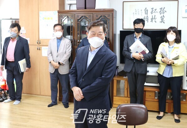 박승원 광명시장은 지난 14일 소하2동에서 우리동네 시장실을 운영했다(제공=광명시) 박승원 광명시장은 지난 14일 소하2동에서 우리동네 시장실을 운영했다(제공=광명시)